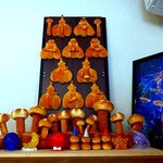 パン家アストレア - 奥の水槽の横のパンのディスプレイ。思わず見入ってしまいます。