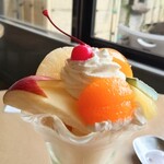 チェリー - フルーツパフェ(1,050円)
