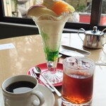 チェリー - フルーツパフェ(1,050円)ホットコーヒー(450円)ホットティー(450円)