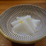 小魚料理 とみ助 - お通しのカブ