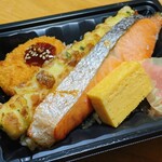 コモディイイダ - 料理写真:惣菜コーナーのお弁当、鮭のり弁当。スーパーマーケットグルメ。