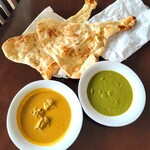 マカル - チキンカレー（左）、ホウレン草カレー（右）