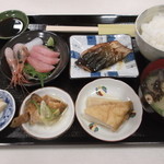 Echizentamuraya - 日替わりランチ。お刺身・はまちの煮物・はたはたの南蛮漬け・揚げの煮物・味噌汁　ご飯と、お皿がたくさん。