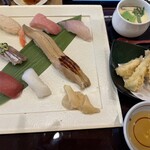 海座 - 料理写真:昼すし定食　満喫8貫　1,890円