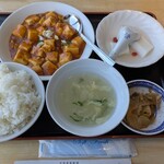 楽苑 - 料理写真:日替わりランチ麻婆豆腐定食990円。ご飯は大盛でオーダー。