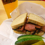 KATZ'S DELICATESSEN - ビールとともに