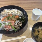 魚とと - 胡麻だれサーモンとネギトロしらす丼