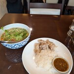 タイかぶれ食堂 - ハーフ&ハーフのパクチー麺とカオマンガイ
