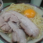 飛天 - 生卵トッピング。チャーシューほろほろー。