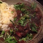 negombo33 - 旨味たっぷりの豪州産ラム肉をコンベクションオーブンでグリルした後に、赤ワインと醤油のソースと肉汁で焼き上げて仕上げます。
      