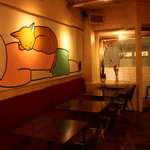 dish-tokyogastronomycafe - 壁面はギャラリーとして、3〜4ヶ月に一回程度のペースで変わります♪