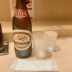 江南 - 昔の居酒屋のデフォルトな瓶ビール。この絵の中に“キリン”という文字が隠れているので見つけて、と先輩に聞かれるのが新入社員の通過儀礼だった。