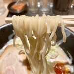 江南 - 麺リフト。かなりの細麺。食感はいい。