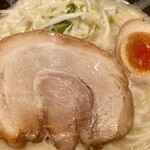 江南 - トッピングは巻チャーシュー、煮卵ハーフ、細切りネギ。
