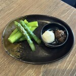 三代目 鳥メロ - アスパラサラダ～菊芋醤油マヨ添え〜　438円(税込)
            