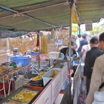 大平商店 - 次々と揚げられる「いも天」