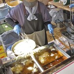 大平商店 - 次々と揚げられる「いも天」