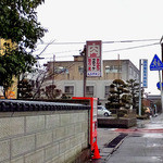 丸長精肉店 - 県道沿いの控え目な看板