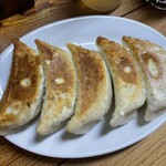 佐野ラーメン 飛龍 - 料理写真:餃子　たまたま相席した方たちと楽しくなっちゃってビール酌み交わして乾杯してここでも吞んでしまった・・・