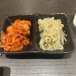 焼肉Diner やきや - お通し キムチ＆もやしナムル  あっさり