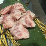 焼肉Diner やきや - 中落ちカルビ 脂がちょいこたえた笑