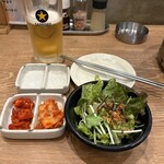 六角橋ホルモン 大夢 - キムチ、サラダ付き