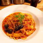 塩漬け豚のプッタネスカ（￥1058）。パルメザンチーズの香りが広がる