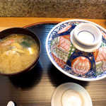 富貴寿司 - 堂々の着丼。あら汁には金目鯛が使われており、ワカメもコリコリで美味しい！