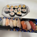 おっ母さん 食品館 - 料理写真:握り寿司も安くて旨いです　中太巻き2本を切るとこれくらいのボリューム