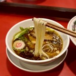 カドヤ食堂 - 箸で掬った麺の1/4から1/3だけをつゆにつけます