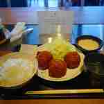 炭火焼肉 なかはら - 程なくしてメンチカツ定食3個入りが目の前に運ばれてきました。