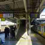 サクッと駅ホームから階段へと移動します。