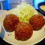 炭火焼肉 なかはら - なかなか大きいメンチカツ&キャベツ