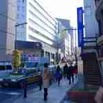 炭火焼肉 なかはら - クリーク&リバー的なお堀を背にして坂を登っていきます。