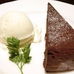 アルファカフェ - Cランチ 1580円 のチョコレートケーキのジェラート添え