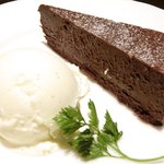 アルファカフェ - Cランチ 1580円 のチョコレートケーキのジェラート添え