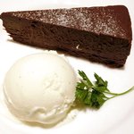 アルファカフェ - Cランチ 1580円 のチョコレートケーキのジェラート添え