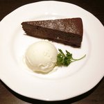 アルファカフェ - Cランチ 1580円 のチョコレートケーキのジェラート添え