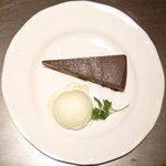 アルファカフェ - Cランチ 1580円 のチョコレートケーキのジェラート添え