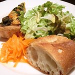 アルファカフェ - Cランチ 1580円 の野菜のキッシュ、キャロットラペ、サラダ