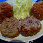 炭火焼肉 なかはら - 早速大きなメンチカツを2つに割ってみると