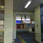 炭火焼肉 なかはら - 階段を登り切ると、JRの市ヶ谷駅は各駅停車の中央・総武線のみ停車する駅とあって
      都心真っ只中な駅にしては狭くシンプルな作りをしており