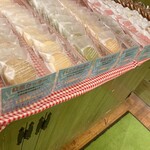 パパ　オランジェ - 内観。焼き菓子もあり