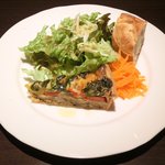 アルファカフェ - Cランチ 1580円 の野菜のキッシュ、キャロットラペ、サラダ