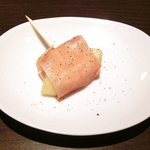 アルファカフェ - Cランチ 1580円 のリンゴの生ハム巻き