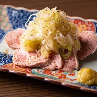 タン刺しやレバー刺しなどが楽しめる、肉刺しもオススメ！