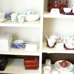 Machikichi Sabou - 店内：素敵な茶器が並んでいます。買うことも可能。