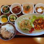 カフェレストりん - 2015･3･2･ランチ。
      香味エビのレタス包み。牛肉&牛蒡のきんぴら風。ほうれん草のしめじあえ。じゃこ大根サラダ。冷奴。デザート。
      生菜蝦鬆。甜炒牛肉&牛蒡。菠菜拌草菇。小魚蘿蔔沙拉。涼豆腐。涼点