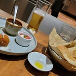 The Kitchen Salvatore Cuomo NAGOYA - パンとピザ生地のチップスをオリーブオイルで