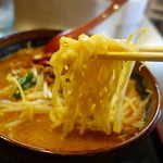 味噌屋麺四朗 - 2015.03 麺リフト、やや太めのちじれ麺